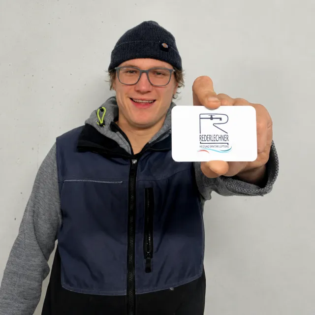 Lukas Rederlechner hält seine Visitenkarte in die Kamera