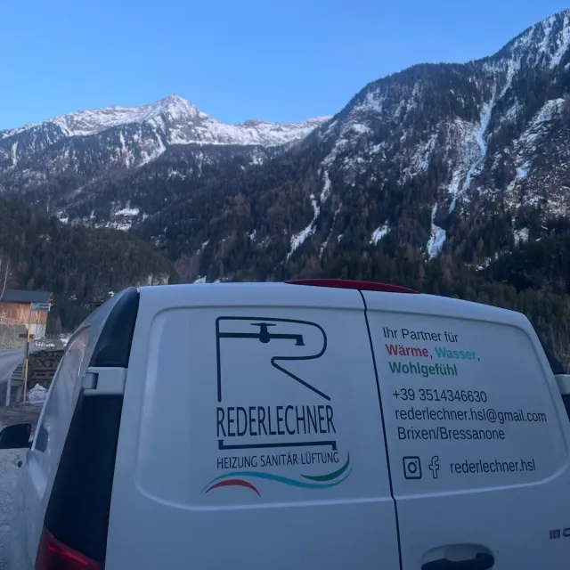 Firmenfahrzeug Rederlechner vor verschneiten Südtiroler Bergen