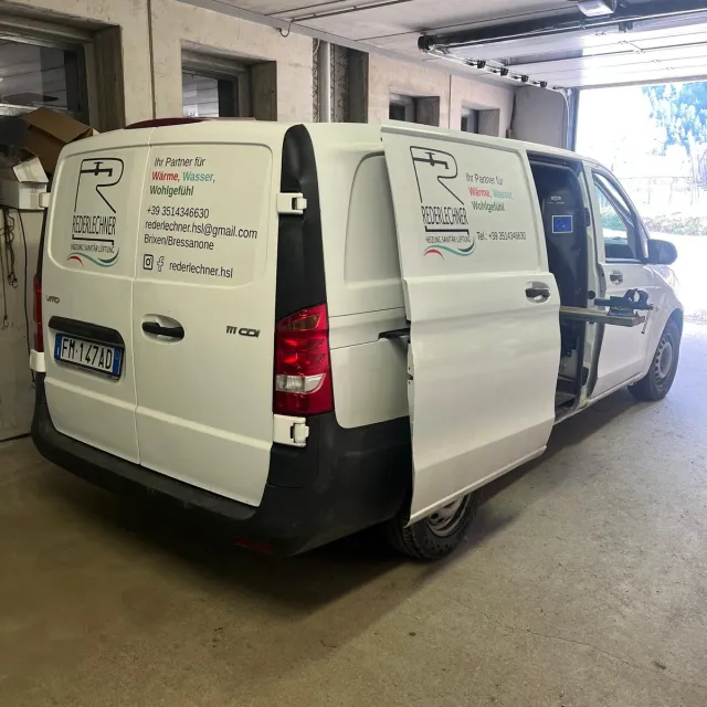 Firmenfahrzeug Rederlechner mit geöffneter Seitentür in der Garage