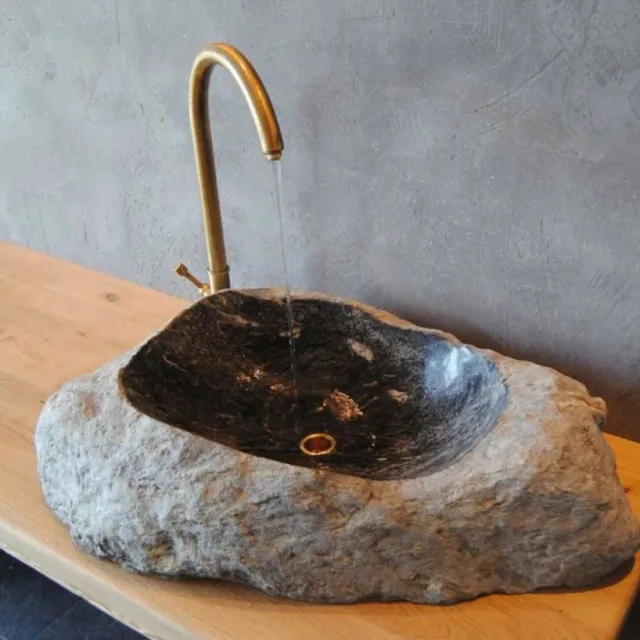 Naturstein-Waschbecken mit Messingarmatur auf Holzplatte